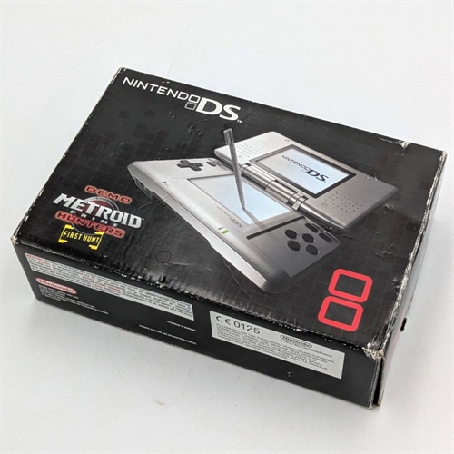 Nintendo DS - Platinum Silver - Metroid Prime Hunters Bundle - Konsol - SNR NEH10328682 (B Grade) (Genbrug)